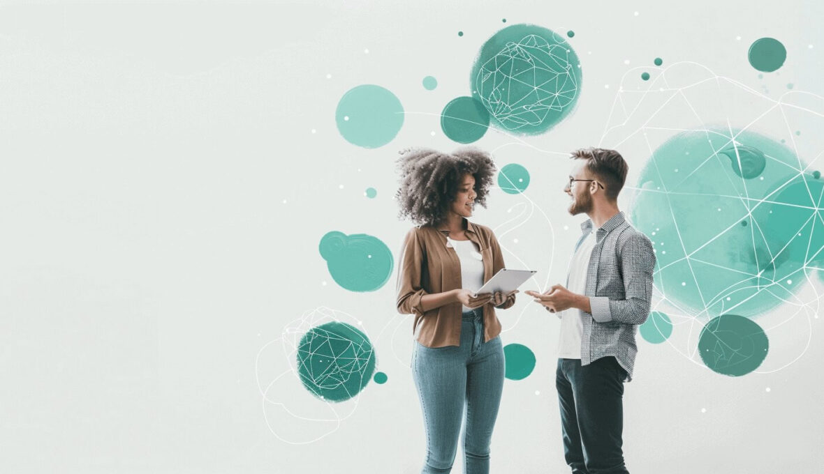 Zwei junge Geschäftsleute im Gespräch, eine Frau mit Afro-Haaren in brauner Jacke und Jeans mit Tablet und ein Mann mit Brille im karierten Hemd mit Smartphone. Im Hintergrund ein modernes Design aus türkisfarbenen Kreisen und geometrischen Netzwerk-Strukturen auf hellgrauem Hintergrund, die eine fließende Kommunikation symbolisieren.