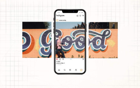 Ein iPhone zeigt einen Instagram-Post des Accounts content_erfolg. Auf dem Display ist ein Carousel-Post zu sehen, der ein Graffiti in Orange- und Türkistönen auf einer Ziegelwand zeigt. Die drei Slides zeigen verschiedene Ausschnitte des Graffitis, wobei in der mittleren Aufnahme eine Person in rosa Shirt vorbeigeht. Das Smartphone ist auf weißem Hintergrund mit technischem Raster platziert.